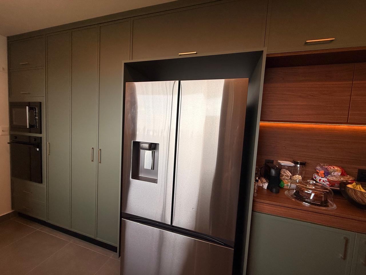 Cozinha com eletrodomésticos embutidos