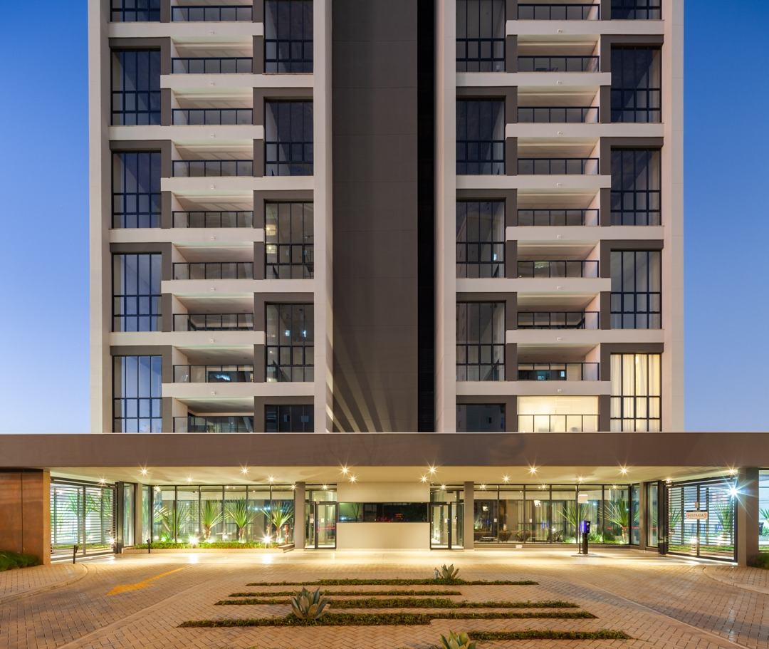Entrada do edifício à noite